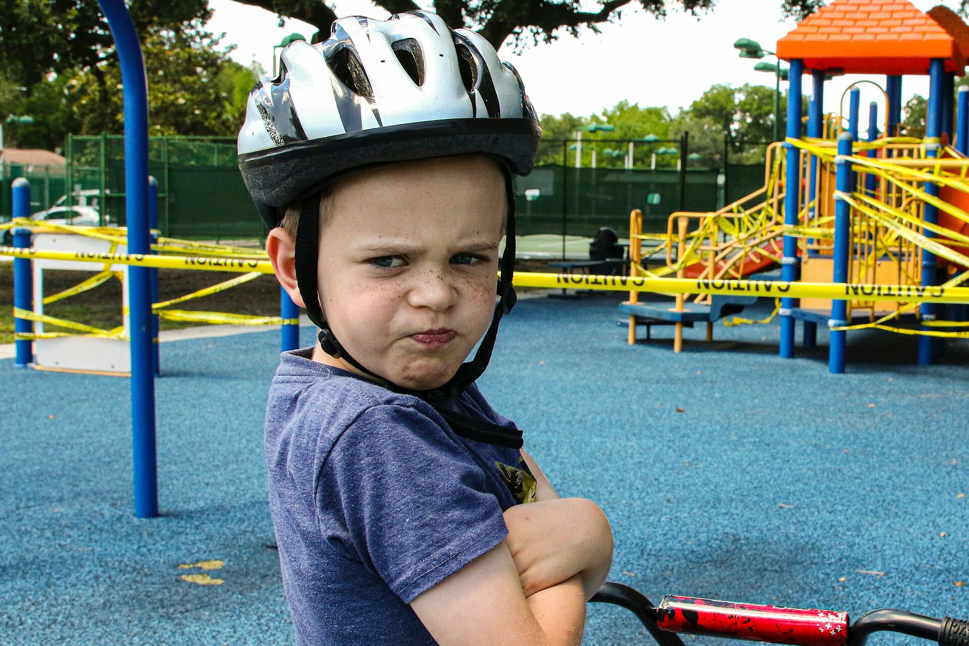 Ein trotziger Junge auf einem Spielplatz