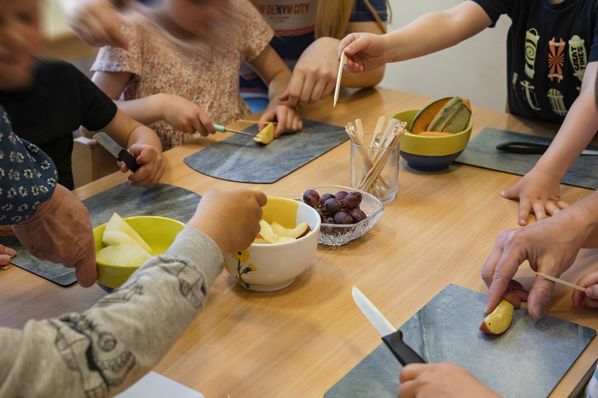 Kinder machen Obstspieße