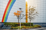 Titelbild mit Wohnblock, Regenbogen und Bäumen