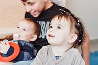 Schulkind, Kleinkind und Baby Geschwister