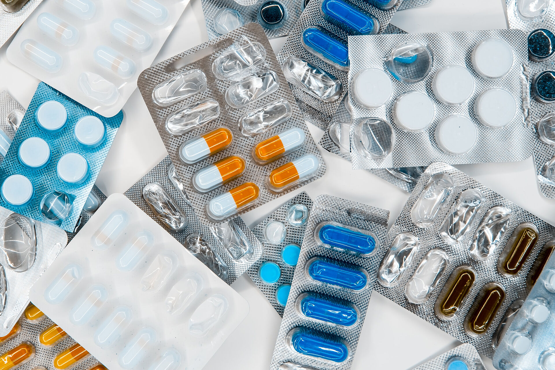 Unterschiedliche Tabletten, Pillen und Kapseln in Blister-Verpackungen