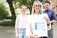 Vorstand Tanja Buck und Stabsstelle Nachhaltigkeit mit neuem Testat.