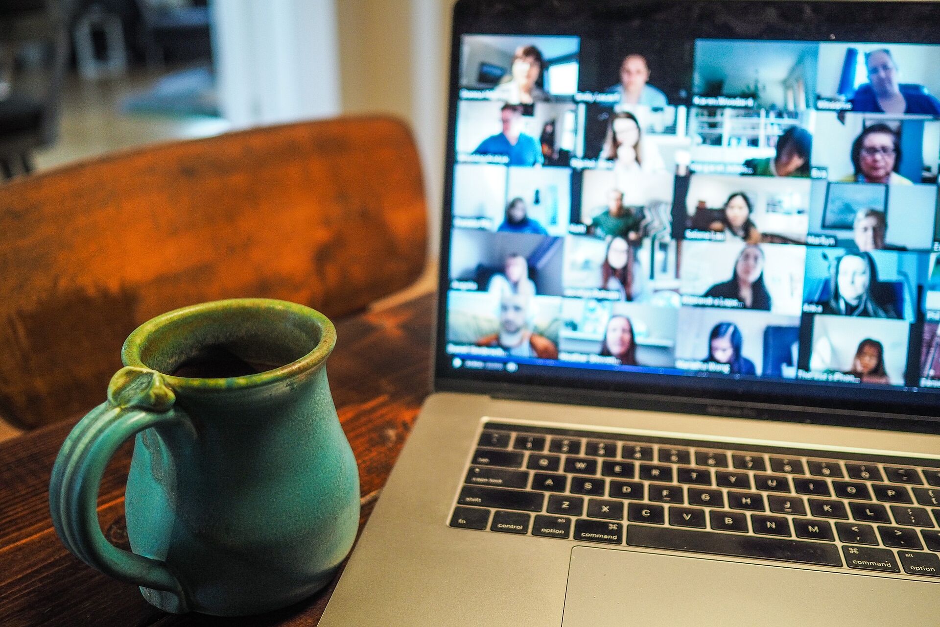 Laptop zeigt laufende Videokonferenz