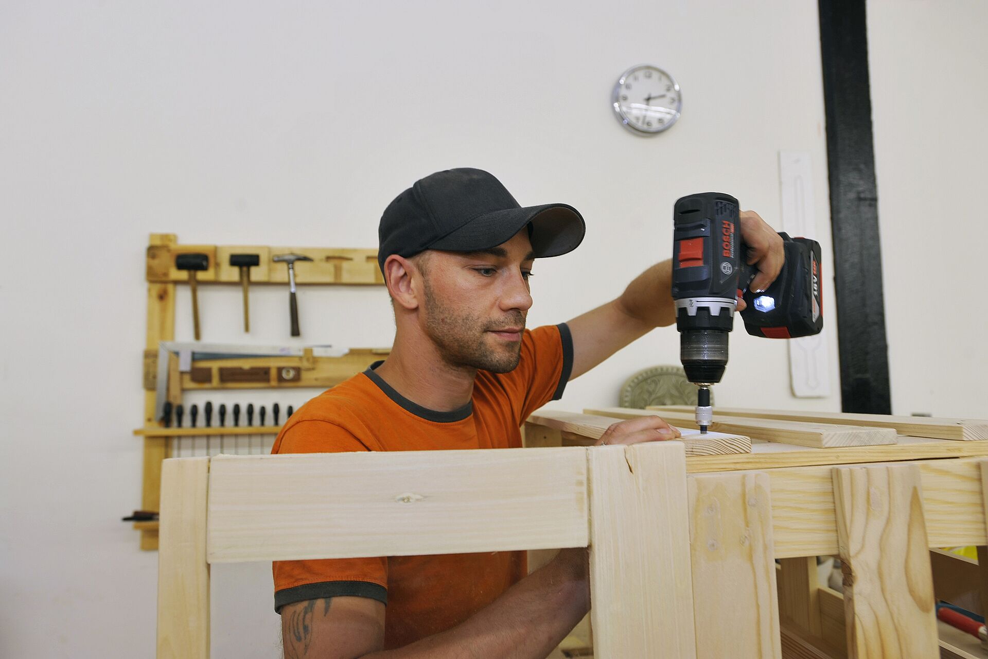 Ein Handwerker der renatec im Einsatz