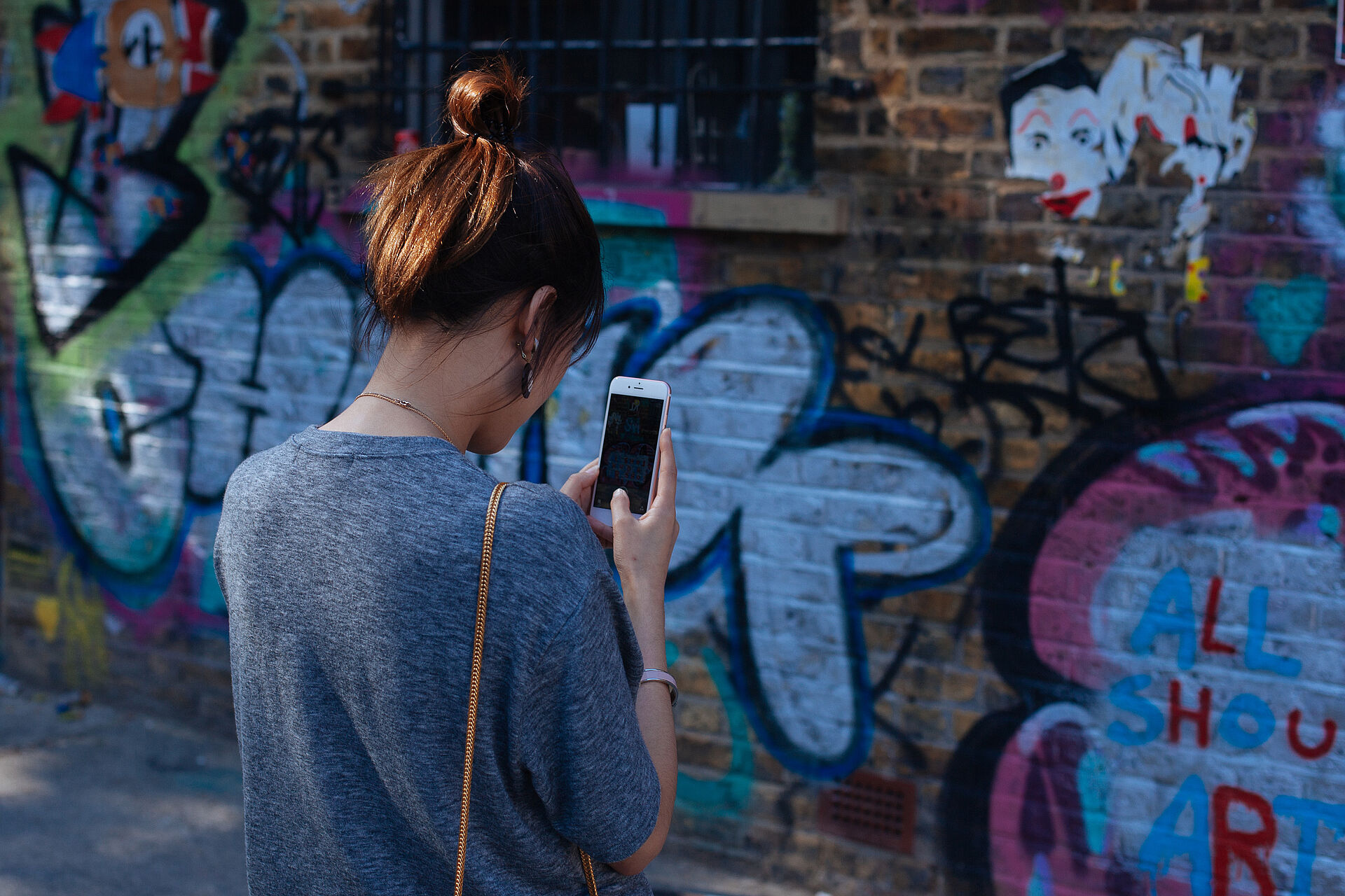 Eine junge Frau schaut auf ihr Smartphone