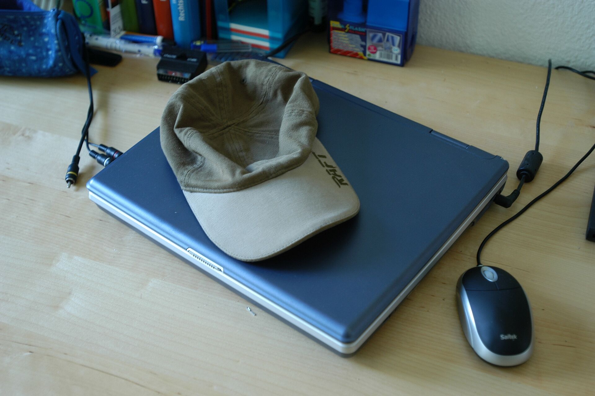 Ein Laptop mit einer Schildmütze drauf