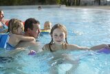 Kinder und Eltern im Schwimmbad