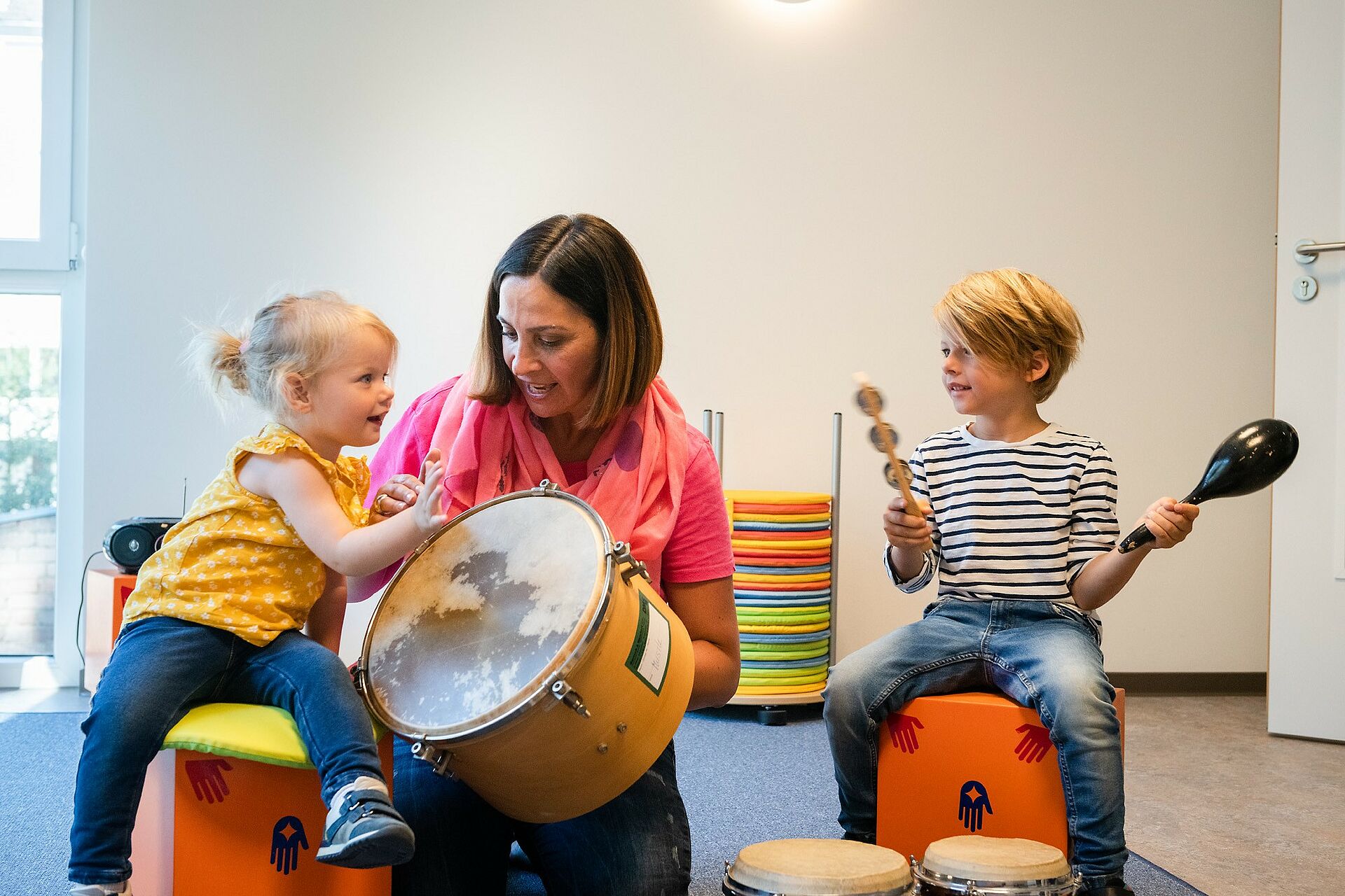 kinder musizieren mit der erzieherin