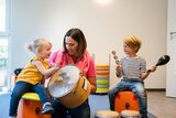 kinder musizieren mit der erzieherin