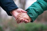 Hände halten sich