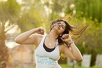 Frau tanzt Zumba