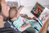 Vater liest einem Kleinkind vor