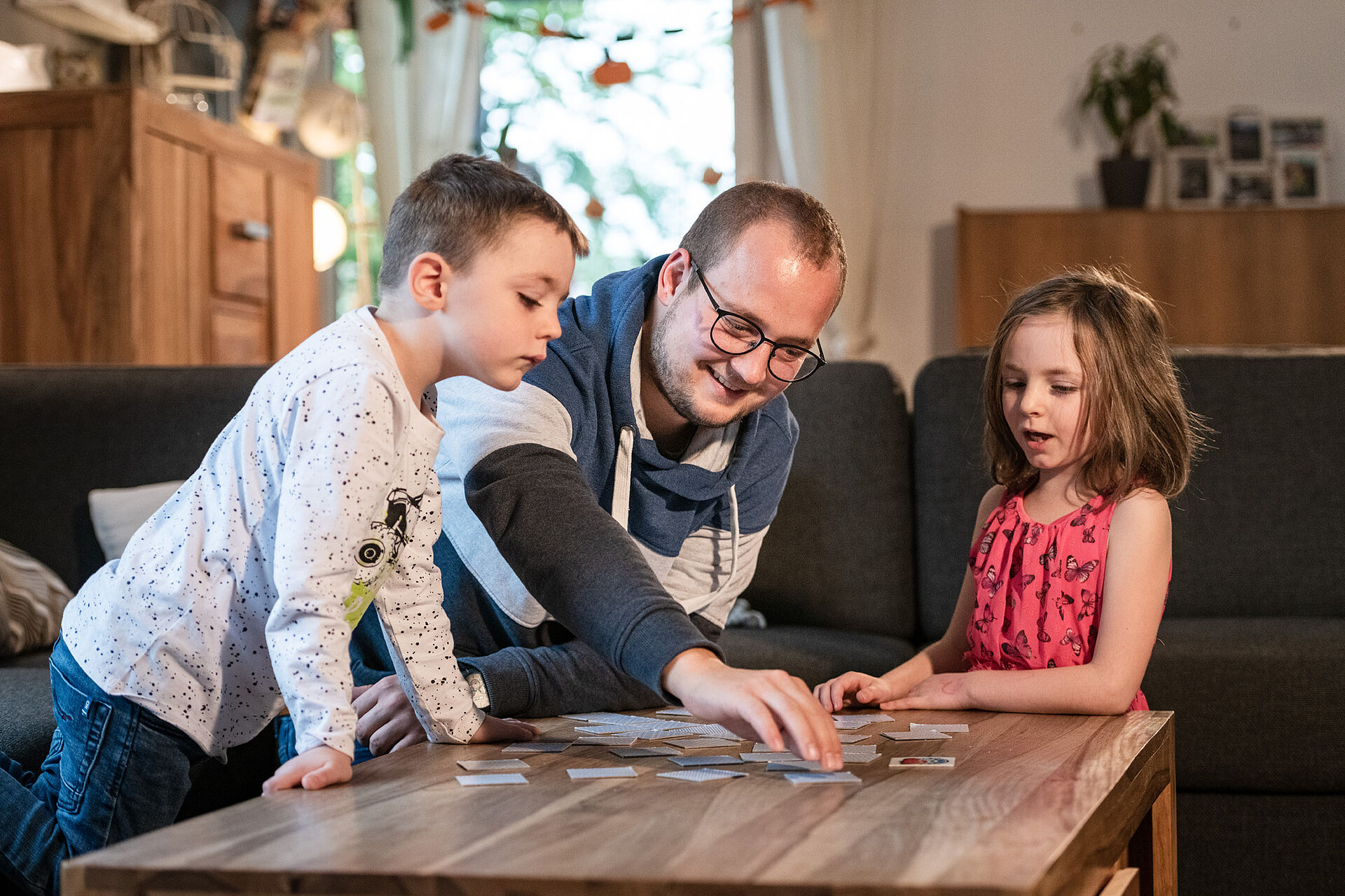 Erzieher mit Mädchen und Junge