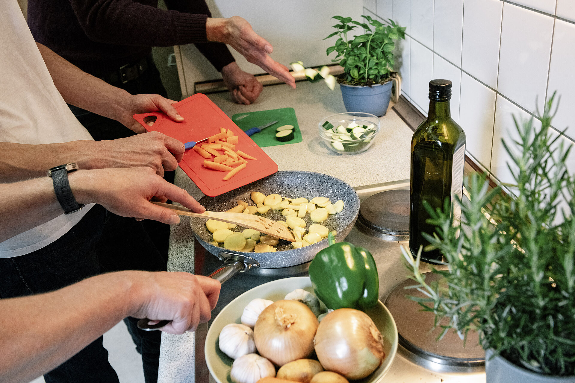 Väter kochen mit ihren Kindern - Samstags gemeinsam etwas unternehmen