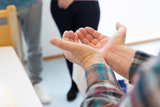 Hände werden gereicht | Hände bieten an